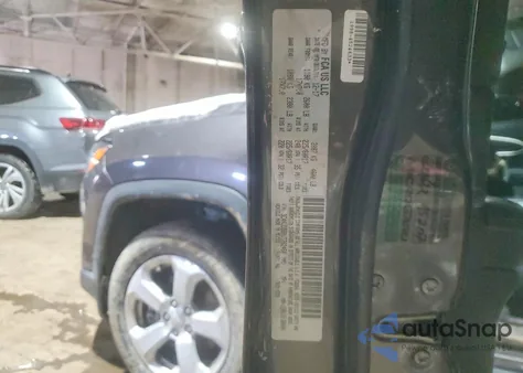 2018 Jeep Compass Latitude z USA, uszkodzony, nr VIN 3C4NJDBB8JT262460